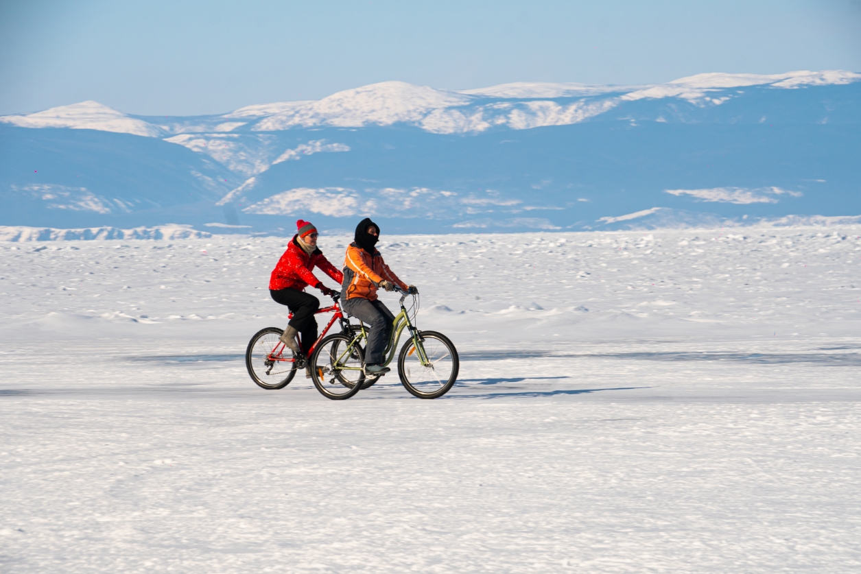 Путевки на байкал цены 2024 на двоих. Прогулка на велосипедах на Ольхоне зимой. Ольхон зима 2024. Ttps://1baikal.ru/puteshestviya/zimniy-Olkhon-10-idey-Chem-zanyatsya-na-ostrove.